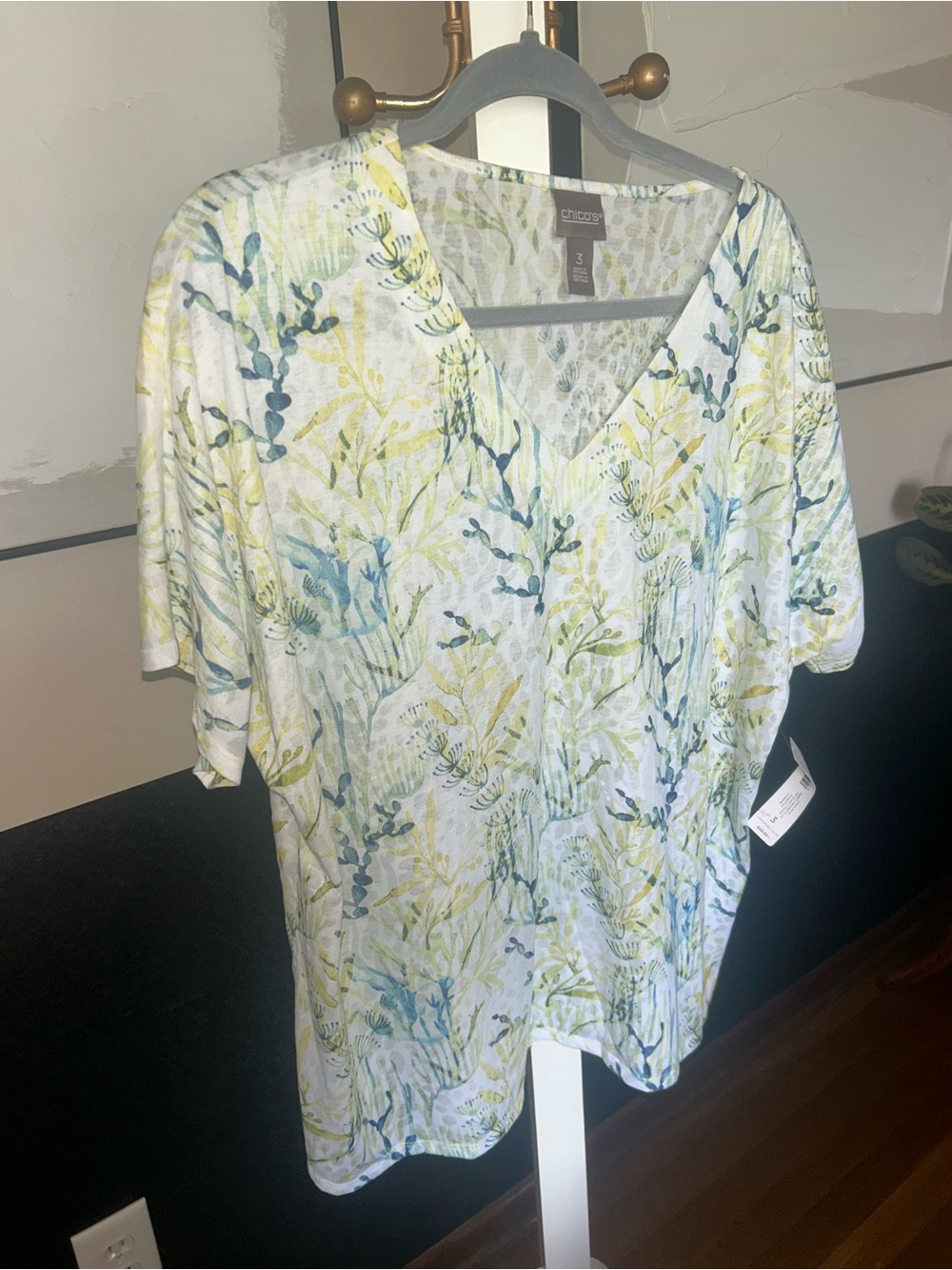 Liz Claiborne White V-Neck Short Sleeve Top with Blue & Green Botanical Print